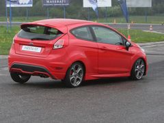 Na zádi dominuje spojler