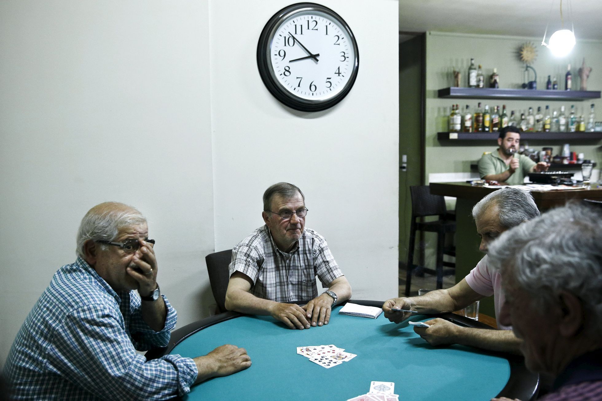 Řečtí důchodci hrají karty v kavárně nedaleko Atén.