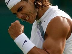 Radost Rafaela Nadala během zápasu prvního kola na turnaji ve Wimbledonu.