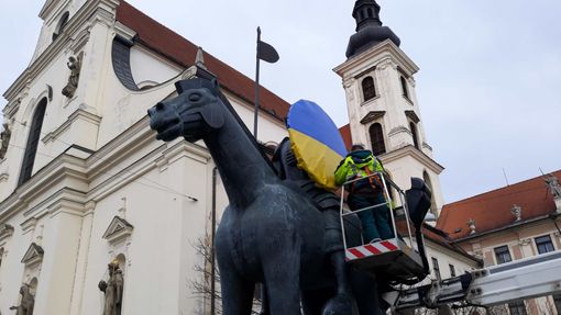 Instalace ukrajinské vlajky na štít jezdecké sochy Jošta Lucemburského v březnu letošního roku na Moravském náměstí v Brně.