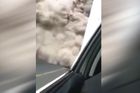 Chaos na silnici po výbuchu sopky. Policista natočil, jak jeho auto zavalil oblak popela