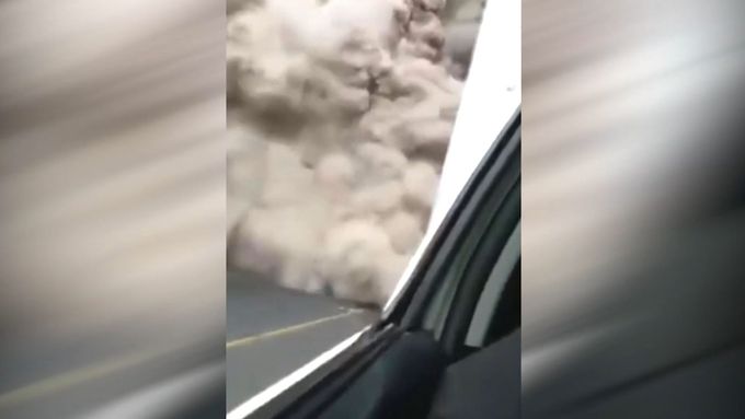Chaos na silnici po výbuchu sopky. Policista natočil, jak jeho auto zavalil oblak popela