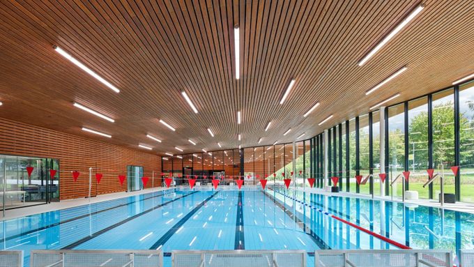 Bazén v Lounech má zajímavou architekturu. Jeho tvar kopíruje České středohoří