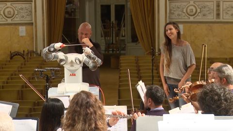 Nová doba. Robot nahradil dirigenta a vedl orchestr, zazpíval i Andrea Bocelli