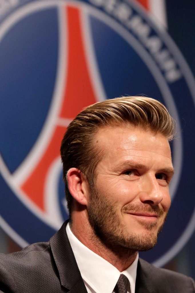 Anglický fotbalový záložník David Beckham na tiskové konferenci potvrzuje své angažmá v Paris St. Germain