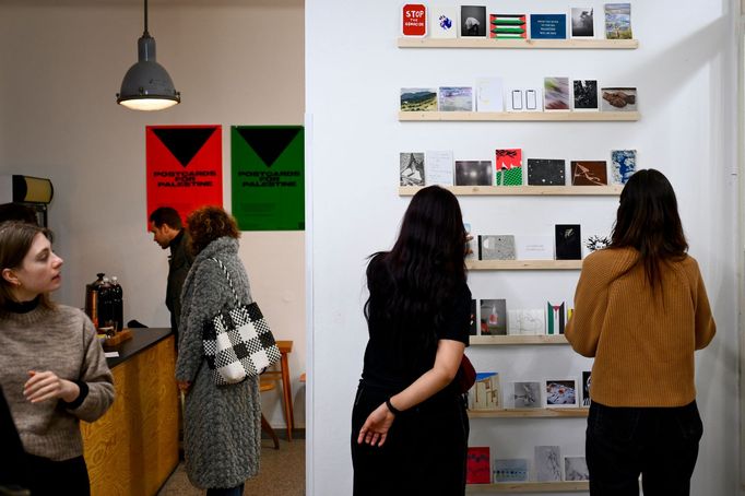 Pohlednice z projektu Postcards for Palestine vystavené v pražské galerii Berlínskej model.