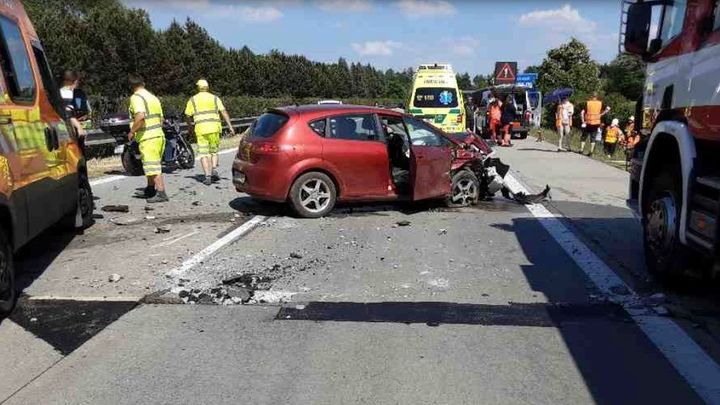 Na dálnici u Olomouce kvůli popraskané vozovce havarovala čtyři auta a náklaďák; Zdroj foto: HZS Olomouckého kraje