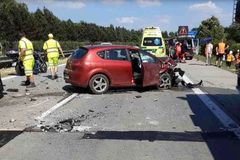 Na dálnici u Olomouce kvůli popraskané vozovce havarovala čtyři auta a náklaďák