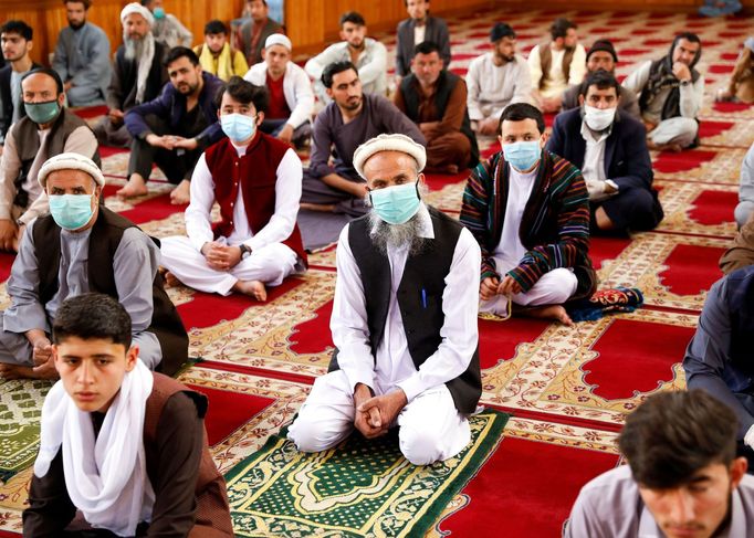 Afghánští muži během svátku íd al-fitr, který muslimové slaví po skončení postního měsíce ramadánu. Kvůli koronaviru má letos mnohá omezení, například v cestování.