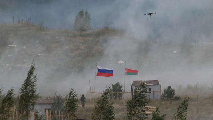 Ruské a běloruské vlajky na cvičišti během společných rusko-běloruských vojenských cvičení „Zapad-2025“ u Borisova v Bělorusku, 15. září 2025.