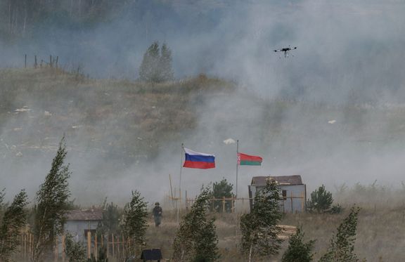 Ruské a běloruské vlajky na cvičišti během společných rusko-běloruských vojenských cvičení „Zapad-2025“ u Borisova v Bělorusku, 15. září 2025.