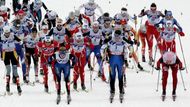 Závodnice při hromadném startu závodu na 30 km klasickou technikou na světovém šampionátu v Japonsku.