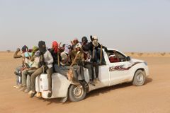 V poušti v Nigeru zachránili 23 migrantů včetně sedmileté dívky, zřejmě je opustil převaděč