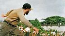 Fidel Castro hraje baseball v Santiagu de Cuba, 1960. Kolorováno