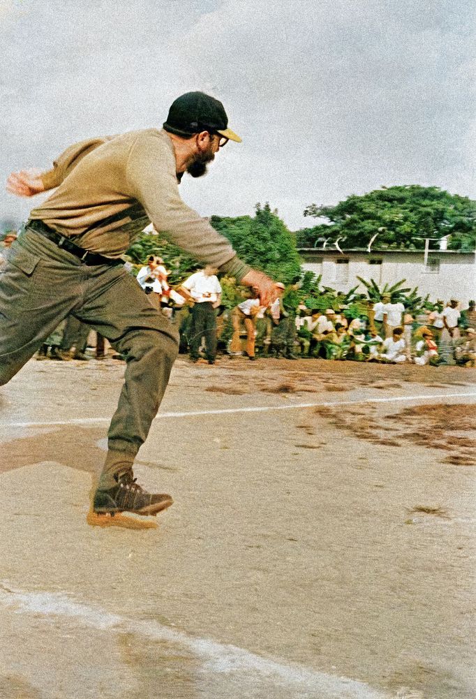 Fidel Castro hraje baseball v Santiagu de Cuba, 1960. Kolorováno