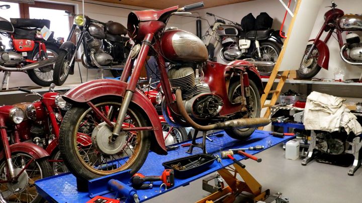 Jawa rozebraná na prvočinitele. Gola sadu nedáte z ruky, dobrý blatník má cenu zlata; Zdroj foto: Eva Srpová