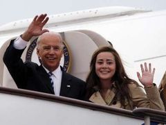 Joe Biden měl v Pekingu navodit atmosféru důvěry mezi Čínou a USA (vpravo jeho vnučka Naomi).