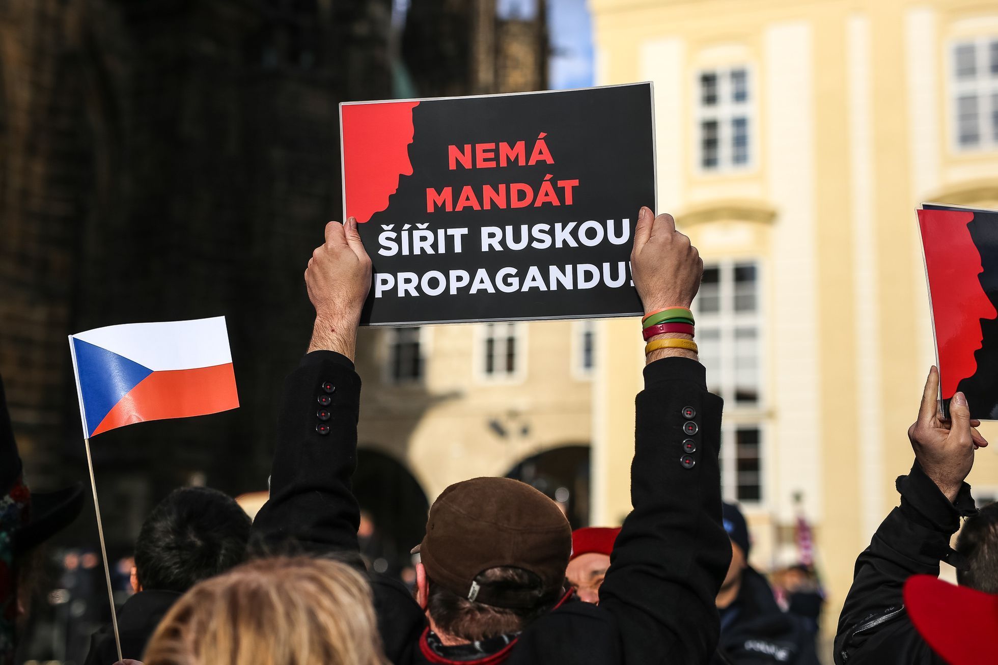 Inaugurace prezidenta Miloše Zemana - dění před Hradem, protesty i oslavy