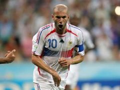 Francouz Zinedine Zidane se raduje z proměněné penalty v semifinále MS proti Portugalsku.