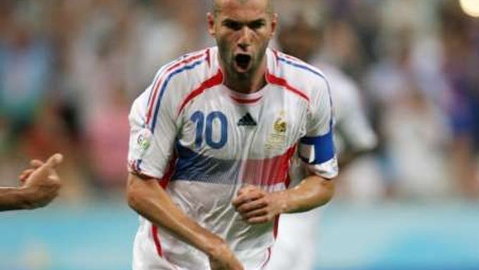 Francouz Zinedine Zidane se raduje z proměněné penalty v semifinále MS proti Portugalsku.