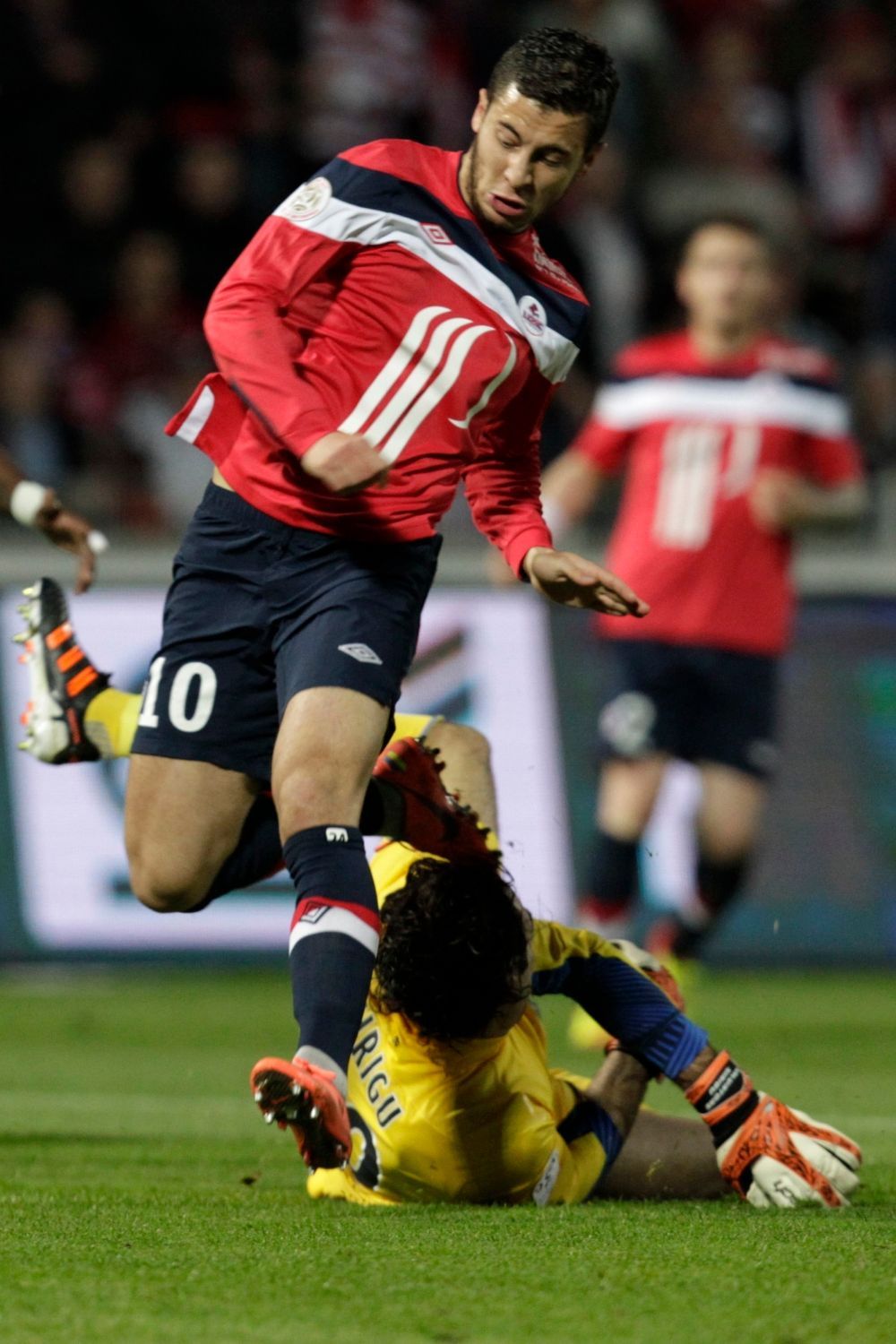Eden Hazard z Lille atakuje Salvatore Sirigu z Paris Saint-Germain během utkání francouzské Ligue1