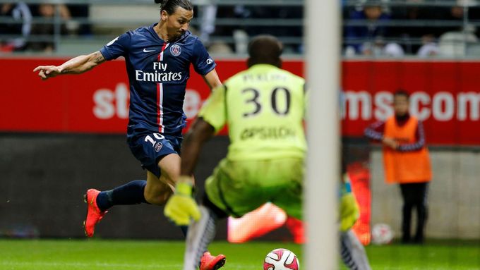 Zlatan Ibrahimovič dává gól do sítě Remeše.