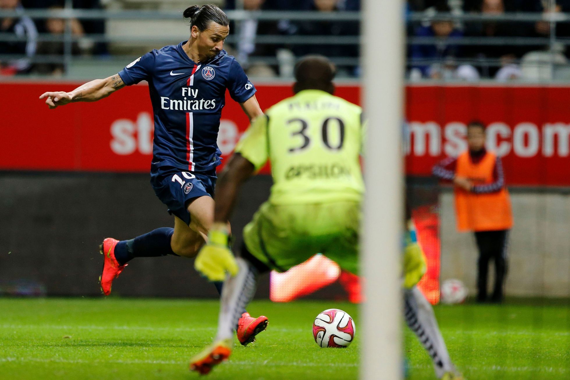 Remeš - Paris St. Germain: Zlatan Ibrahimovič dává gól
