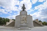 Stojíme před třetí největší bronzovou jezdeckou sochou na světě, sochou Jana Žižky, za níž se rozprostírá budova Národního památníku na Vítkově.
