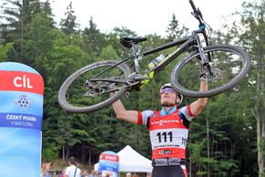 Moravec slaví na horském kole vítězný hattrick, Koukalová má nástupkyni