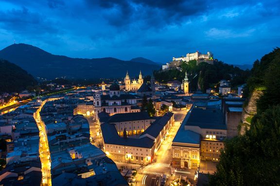 Pohled na noční Salzburg