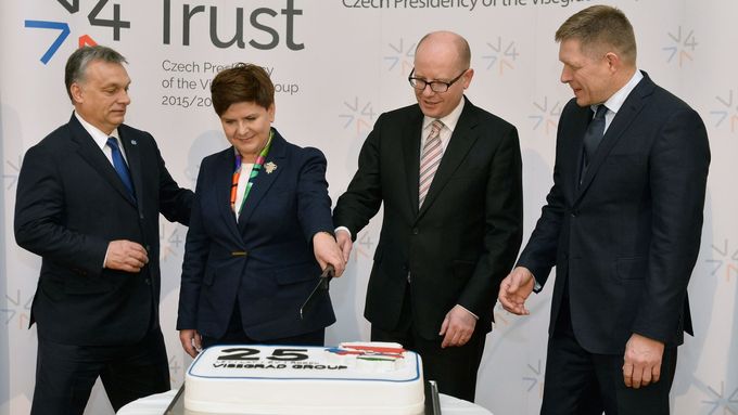 Pokud by chtěla V4 rozbíjet Unii, byl by to kulturista se svaly, ale bez hlavy. (Premiéři na summitu v Praze krájejí dort k 25. výročí Visegrádu.)