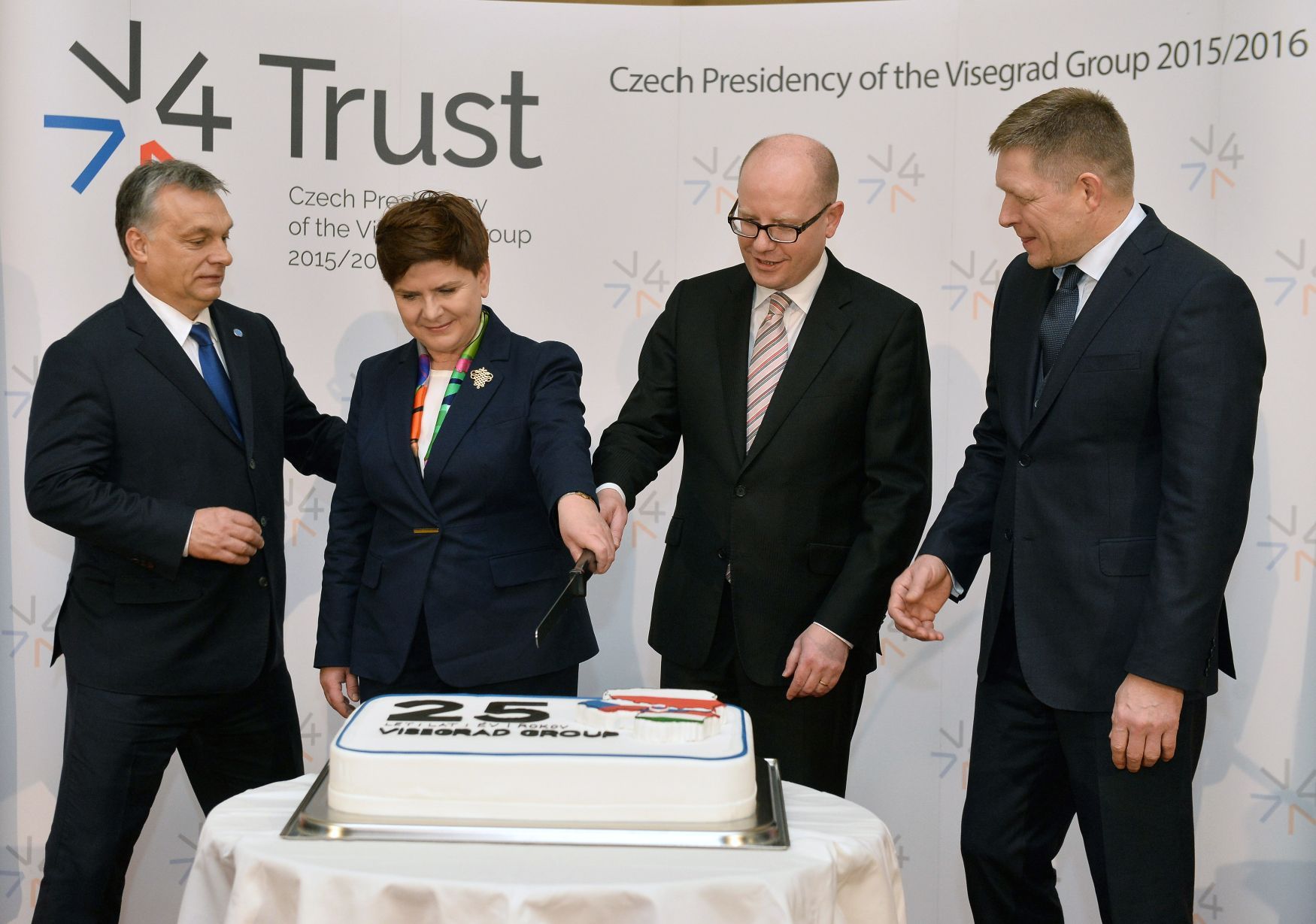V4 Visegrád lídři na summitu v Praze krájejí dort Sobotka Fico Szydlová Orbán
