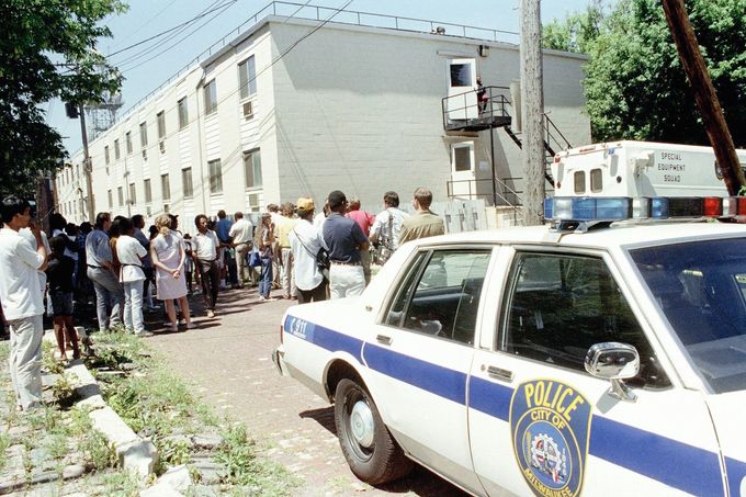 Sousedé u bytového domu v Milwaukee, 24. července 1991, kde policie vyšetřovala nález ostatků v bytě sériového vraha Jeffreyho Dahmera.