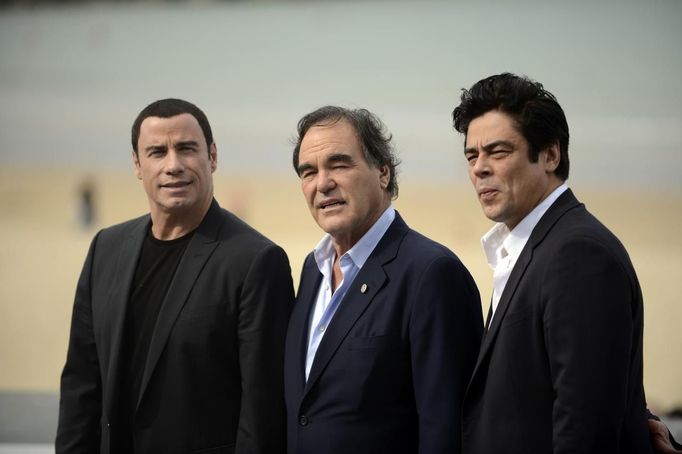 Zlava: John Travolta, Oliver Stone a Benicio del Toro propagovali na festivalu film "Divoši".