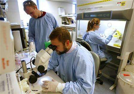 Počet HIV pozitivních ve světě neustále roste. Laboratoře hledají řešení.