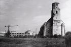 Ruiny kostela sv. Máří Magdalény v Osoblaze, jenž byl přes odpor vedení Okresního muzea v Bruntále v říjnu roku 1962 odstřelen. Snímek je z roku 1957.