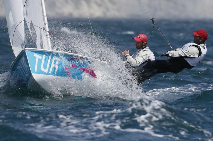 Bratři Denis a Ates Cinarovi z Turecka se plaví na lodi během druhého závodu plachetnic kategorie 470.