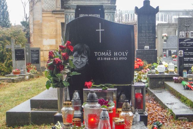 Hrob Tomáš Holého v Klecanech. Snímek z roku 2020