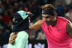 Děsivé, přiznal Nadal. V Melbourne trefil holčičku do hlavy, omluvil se polibkem