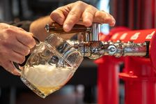 Pivovarům by se hodilo pivo zdražit, ale musíme se přizpůsobit, říká sládek