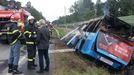 Autobus začal hořet. Při nehodě zemřeli dva lidé.