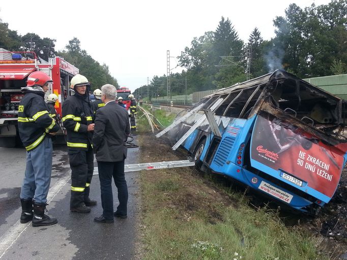 Autobus začal hořet. Při nehodě zemřeli dva lidé.