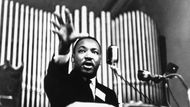 Martin Luther King, Jr. se narodil 15. ledna 1929 v americkém státě Georgia do rodiny pastorů - byl jím jeho dědeček i otec. Sám se chtěl vydat jinou profesní cestou, nakonec ale vystudoval teologii a v roce 1954 se sám stal pastorem.