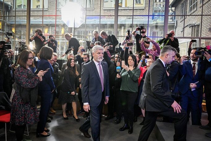 Petr Pavel přichází do volebního štábu. Záběr z pražského volebního štábu prezidentského kandidáta Petra Pavla. 14. 1. 2023