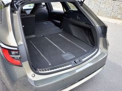 Corolla s benzinovým motorem i s hybridem mají stejně velký kufr. 596 litrů by mělo stačit každému.