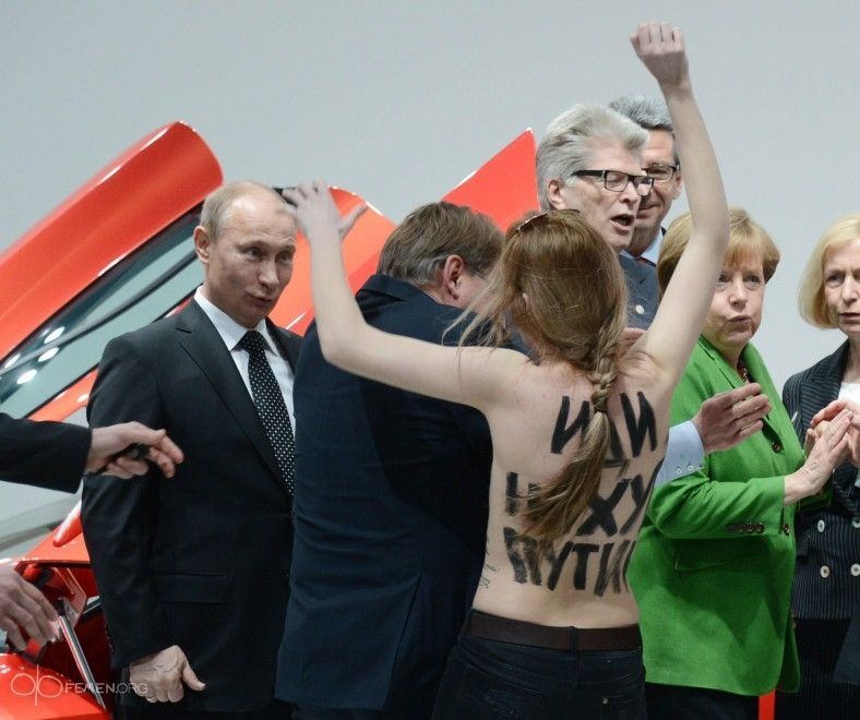 Putin a demonstrantky z hnutí Femen