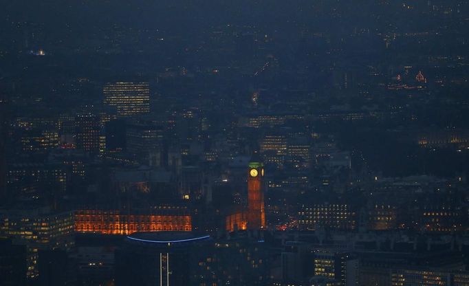 ATTENTION EDITORS - EMBARGOED FOR PUBLICATION TO 00:01 GMT JANUARY 11, 2013 Big Ben clock and the Houses of Parliament are seen at dusk in an aerial photograph from The View gallery at the Shard, western Europe's tallest building, in London January 8, 2013. The View, the public viewing deck accessible by high speed elevators on the 309 metre (1013 feet) Shard building, opens on February 1. Picture taken January 8, 2013. REUTERS/Andrew Winning (BRITAIN - Tags: TRAVEL CITYSCAPE) TEMPLATE OUT Published: Led. 10, 2013, 12:07 odp.