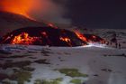 Turisté sledují proudící lávu na zasněženém jihozápadním svahu poblíž přístřešku Galvarina. Itálie, 14. února 2025.