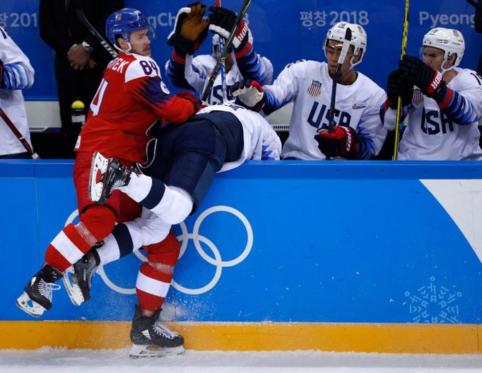 Tomáš Kundrátek a  Ryan Donato ve čtvrtfinále Česko  USA na ZOH 2018