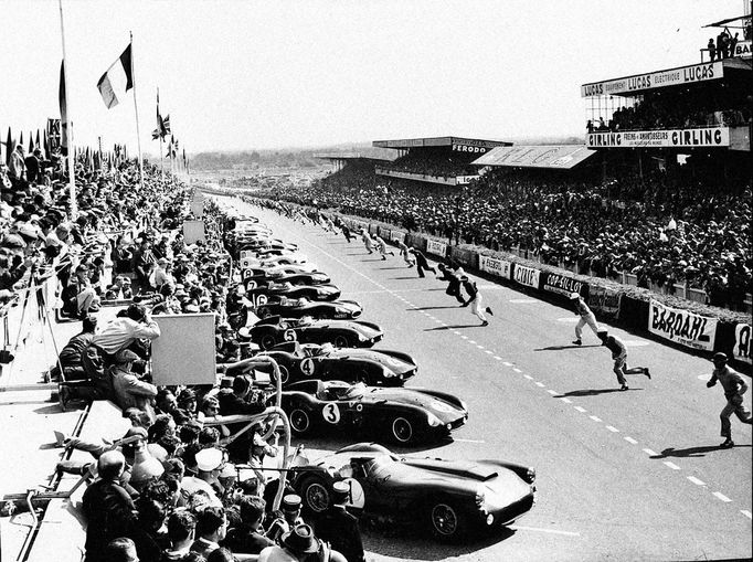 Tragédie na automobilové závodě Le Mans si v roce 1955 vyžádala 83 lidských životů.